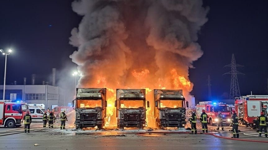 Kamióny zachvátili plamene.