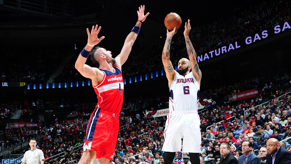 Atlanta Hawks pokonała Washington Wizards 120:89. Różnica w formie lidera Konferencji Wschodniej i drużyny ze stolicy USA była bardzo duża. Czarodzieje ani razu nie prowadzili w tym meczu. Marcin Gortat zdobył 10 punktów, ale dostał od trenera najmniejszą liczbę minut na placu gry w tym sezonie.