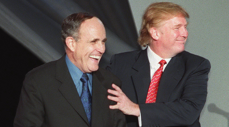 1999-ben Rudy Giuliani, New York polgármestere is segítette az újonc
Trump kampányát  /Fotó: AFP