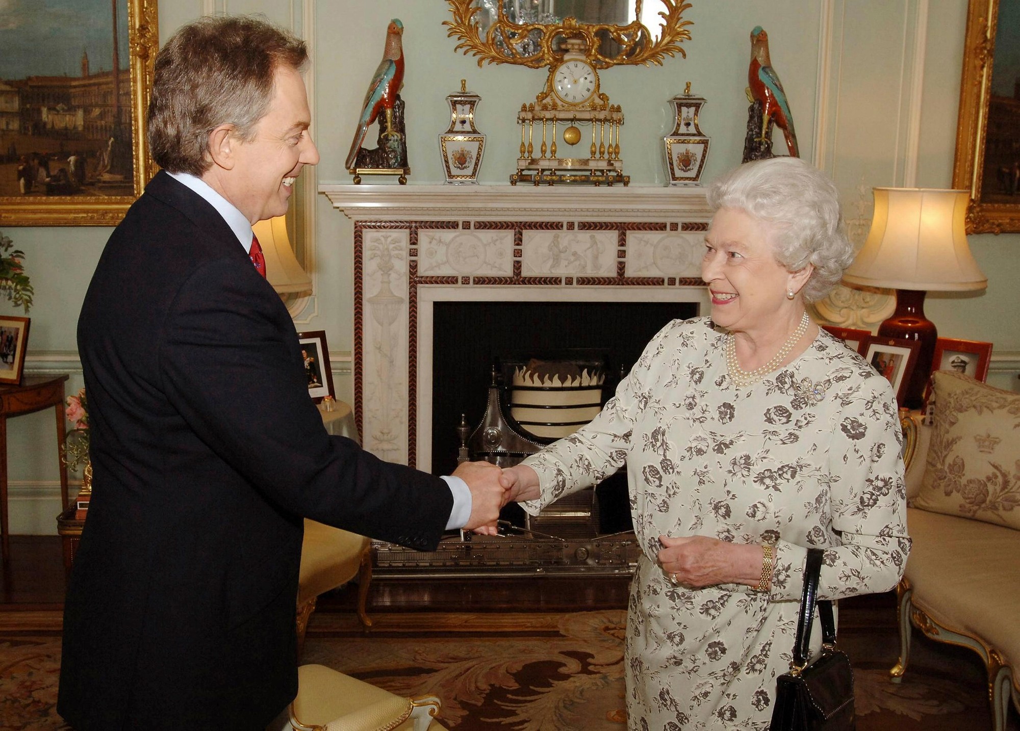Britská kráľovná Alžbeta II. s premiérom Tonym Blairom.