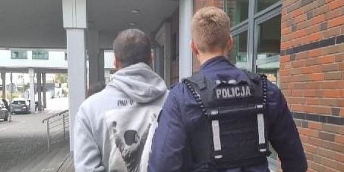 35-latek z Gdańska groził nożem ochroniarzowi, kradnąc ser i sushi. Mężczyzna został zatrzymany przez policję.