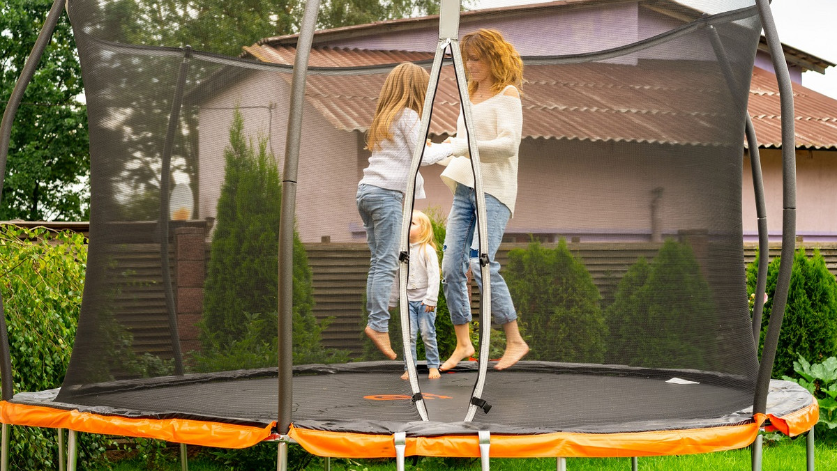 Jak wybrać trampolinę do ogrodu? O tym pamiętaj, a będzie bezpieczna