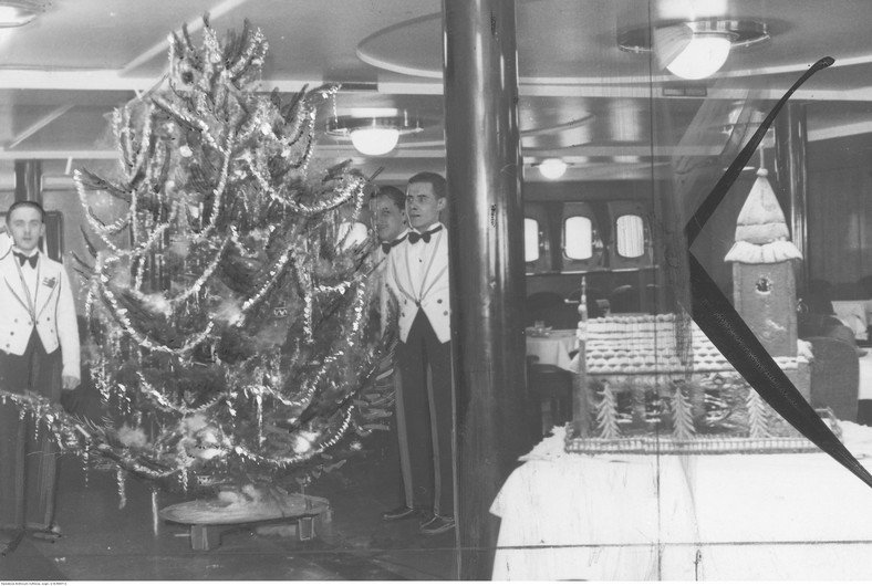 Ubrana świąteczna choinka i model kościoła wykonany z migdałów przez kuchmistrzów statku "Batory" ustawione w sali jadalnej transatlantyka, 1937 r.