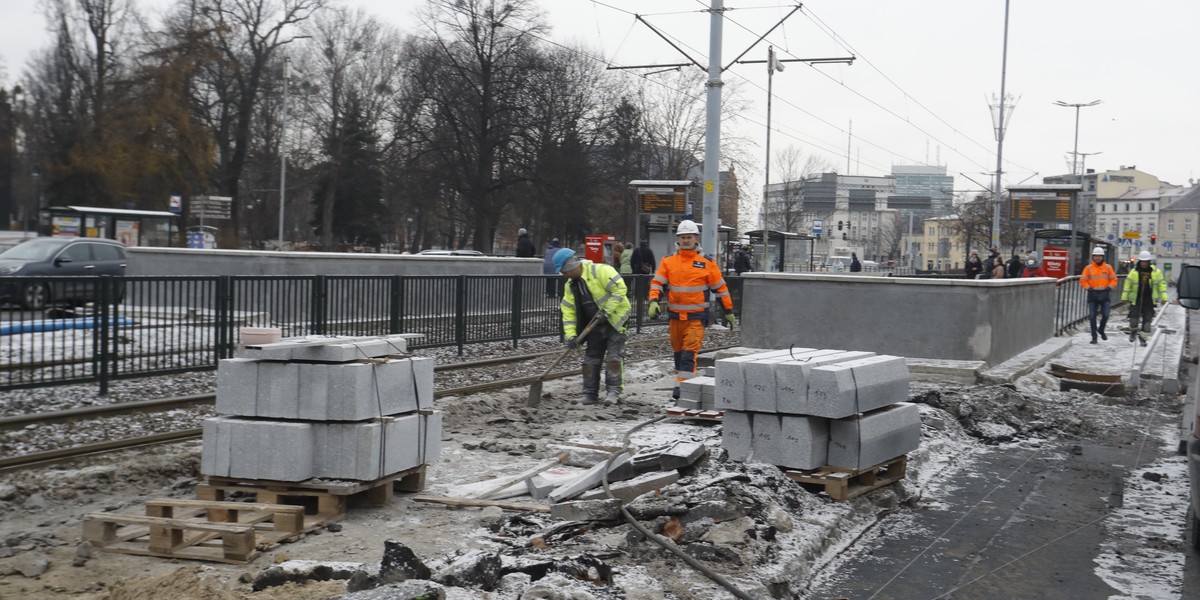 Prace się przedłużają. Choć robotnicy budowlani uwijają się w pocie czoła, to nie sprzyja im ani pogoda, ani odkrycie reliktów historycznej zabudowy. Przejście ma być gotowe po nowym roku. Czy to się uda?