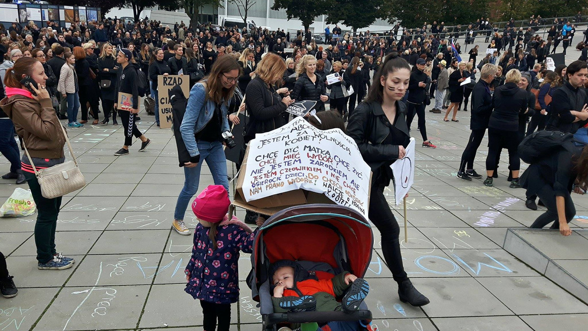 Kilka tysięcy kobiet i mężczyzn stanęło dziś na Placu Solidarności w Szczecinie w akcie sprzeciwu wobec zaostrzenia ustawy aborcyjnej. W takcie manifestacji pojawili się również przeciwnicy aborcji i przedstawiciele ONR. Konieczna była interwencja policji.