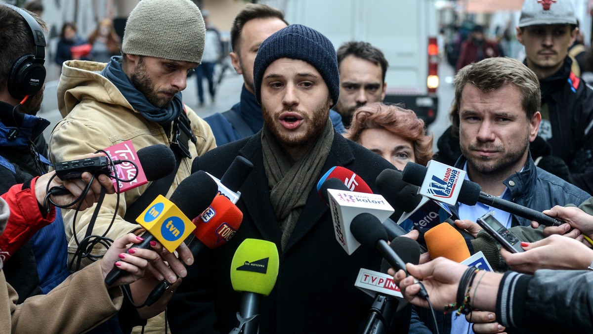 Sprawy nieruchomości w Warszawie przy Chmielnej 11 i Nowym Świecie 28 pokazują po raz kolejny "patologie dzikiej reprywatyzacji, pokazują historię krzywdy ludzkiej" - mówił szef stowarzyszenia Miasto Jest Nasze Jan Śpiewak. Takich spraw w Warszawie są setki, jeśli nie tysiące - dodał.