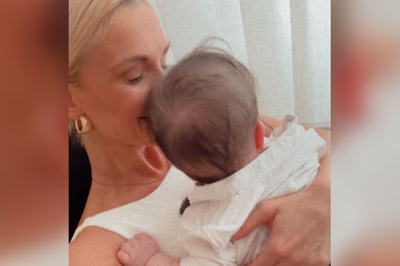 NAŠA POZNATA GLUMICA (34) SE NE ODVAJA OD SINA FILIPA Privila ga uz sebe i ljubi ga u glavu: Objavila dirljivu sliku i pokazala čistu porodičnu sreću