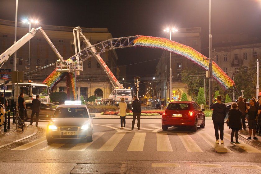 W nocy ze środy na czwartek rozebrano tęczę na pl. Zbawiciela