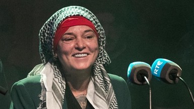 Ostatnie publiczne wystąpienie Sinéad O'Connor. Podczas przemówienia wciąż się uśmiechała