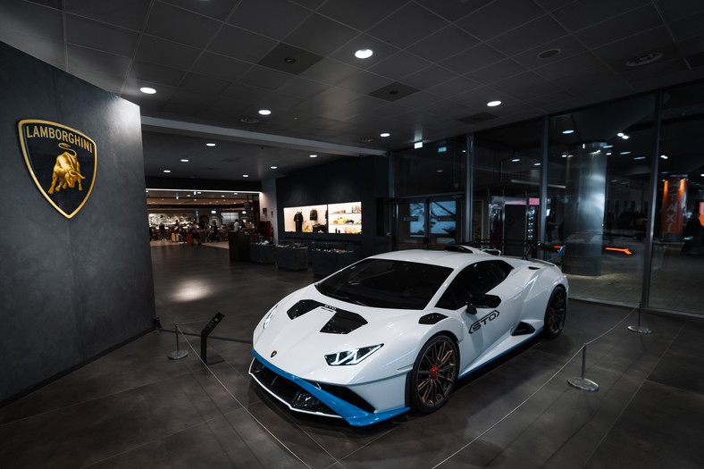 Lamborghini na lotnisku w Bolonii