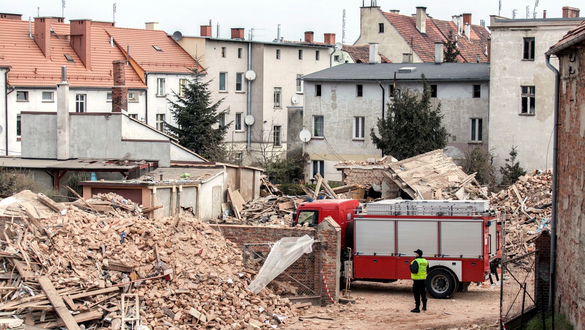 Ofiary sobotniej katastrofy budowlanej w Świebodzicach zmarły w wyniku uduszenia spowodowanego unieruchomieniem klatki piersiowej. Takie są wnioski biegłych po przeprowadzeniu sekcji zwłok trzech osób – poinformowała prokuratura.