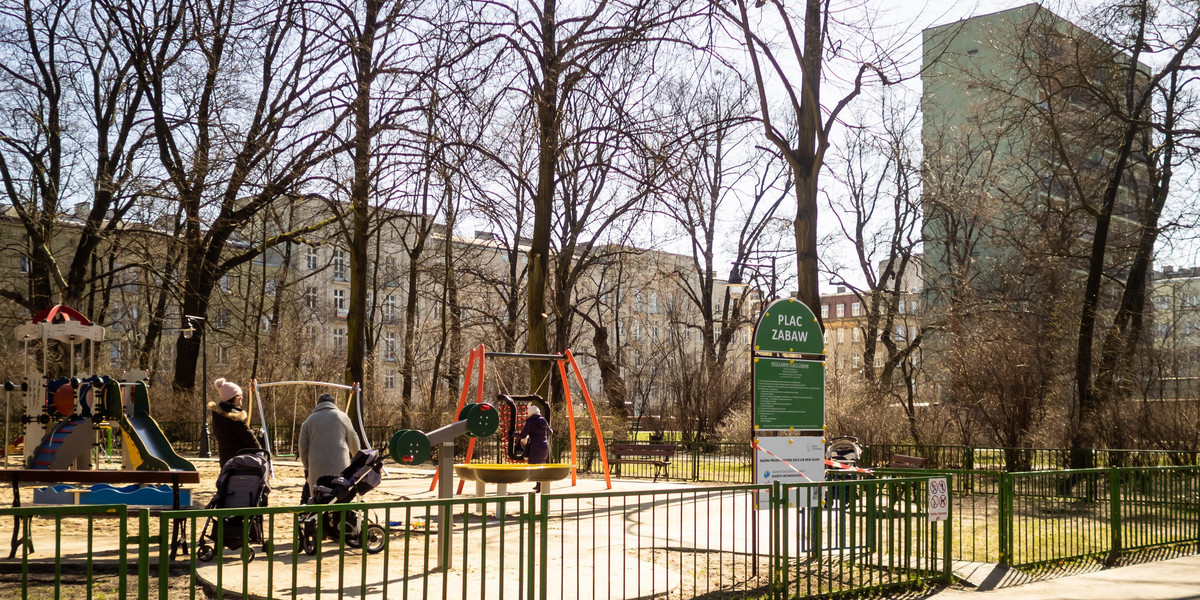 Zabawny błąd na tablicy w parku im. Staszica