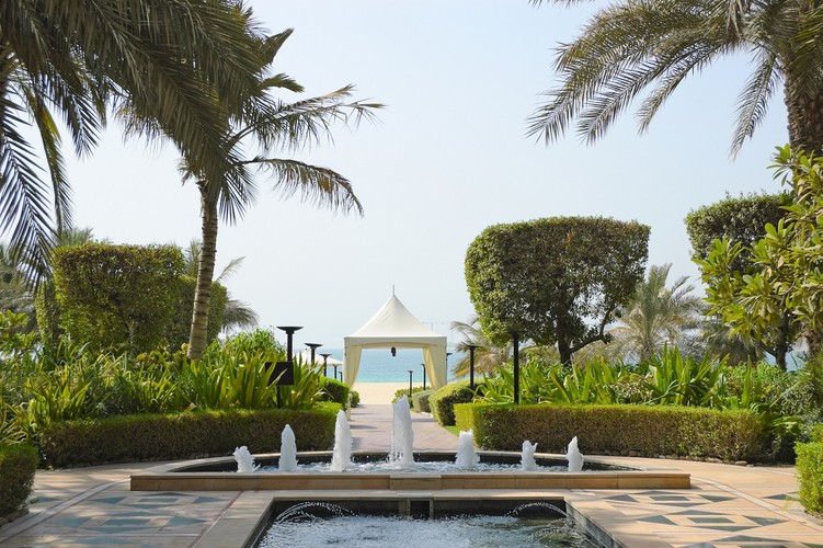 <strong>Czy niezamężne pary będą miały problem z otrzymaniem wspólnego pokoju?</strong>
<br></br>
Odnośnie tego tematu wciąż istnieje wiele nieporozumień. Niezamężne pary nie mają się jednak czego obawiać. Każdy, kto zatrzymuje się w zachodnim hotelu sieciowym, może czuć się w pełni komfortowo – niezależnie od tego, jakiego jest stanu cywilnego, wyznania czy orientacji. 
<br></br>
W dodatku, jak przystało na najbardziej luksusowy kraj świata, w hotelach spotkamy się z obsługą na najwyższym poziomie jakości obsługi. Każdy może liczyć na wyjątkowe traktowanie. Na prywatnych przyhotelowych plażach, na które złoty piasek często sprowadzono aż z Sahary, obowiązują dokładnie takie same zasady, jak w każdym innym europejskim kurorcie. Panie nie muszą obawiać się o swoje stroje kąpielowe – nawet te skromne, nie będą nikogo oburzać. 
<br></br>
Pamiętajmy jednak, że poza hotelem należy przestrzegać pewnych norm. Jadąc do kraju o innej kulturze i religii, warto mieć na uwadze panujące tam zasady i okazać wobec nich szacunek. Do żadnego kościoła, na całym świecie, nie wypada pójść w szortach i skromnym topie, tym bardziej do meczetu. Podczas wypoczynku, korzystajmy więc z pełnej swobody, ale jeżeli chcemy odwiedzić miejsca ważne dla lokalnej społeczności, pamiętajmy o tym, by nie eksponować zbyt wiele ciała. 
<br></br>
<a  href=