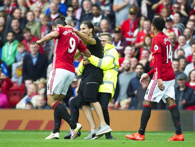 Ibrahimovic 'zaatakowany' podczas meczu przez swojego... sobowtóra