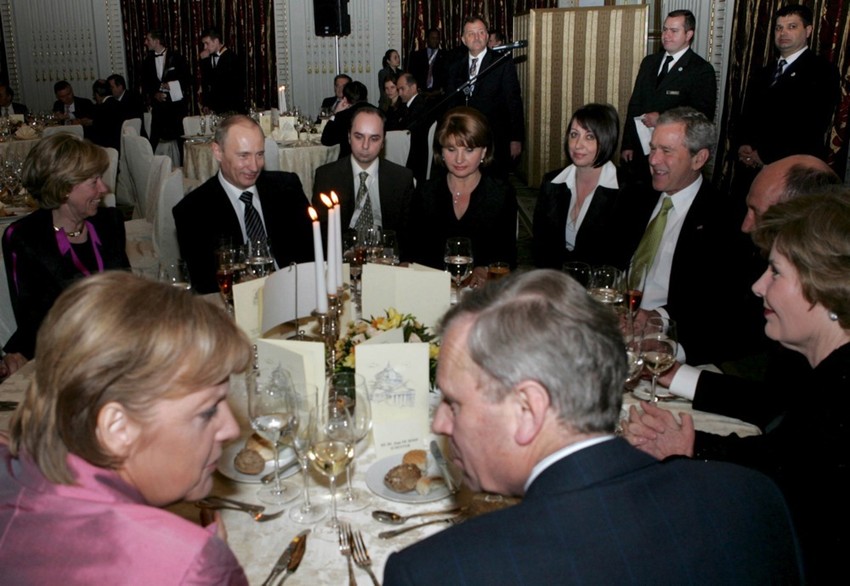 Angela Merkel i Vladimir Putin na večeri tokom NATO samita u Bukureštu 3. aprila 2008.