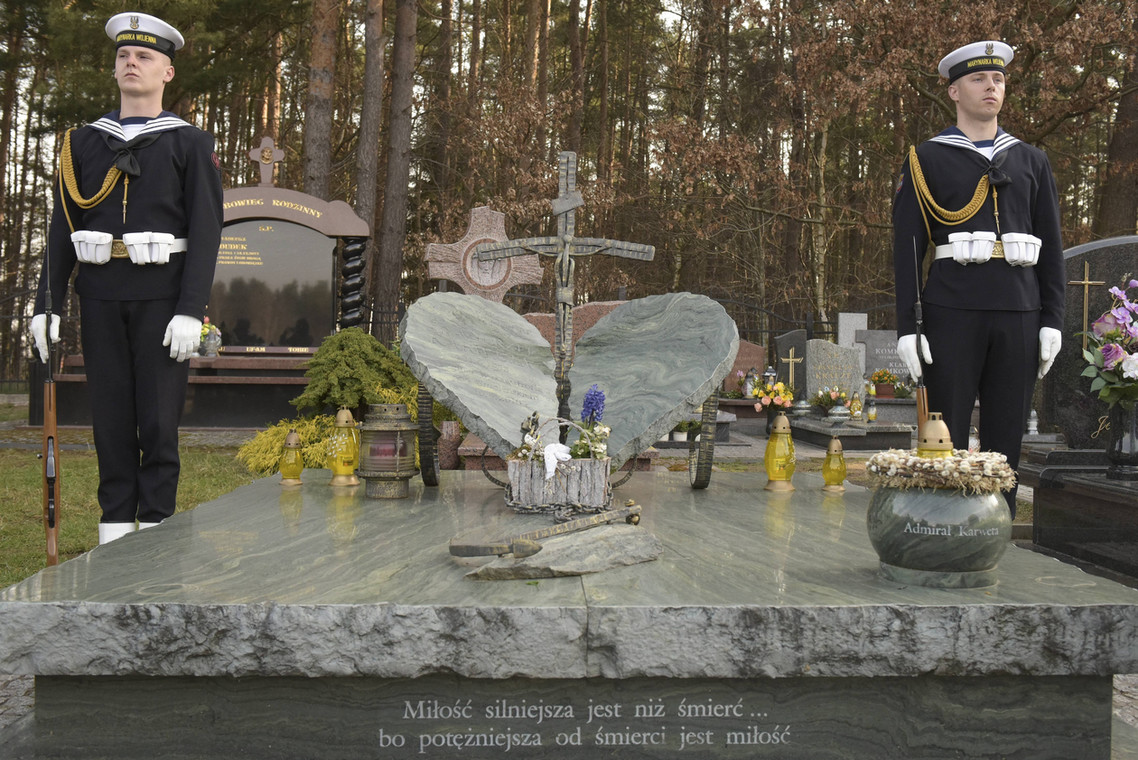 Uroczystości przy grobie byłego dowódcy Marynarki Wojennej RP Andrzeja Karwety na cmentarzu w Baninie