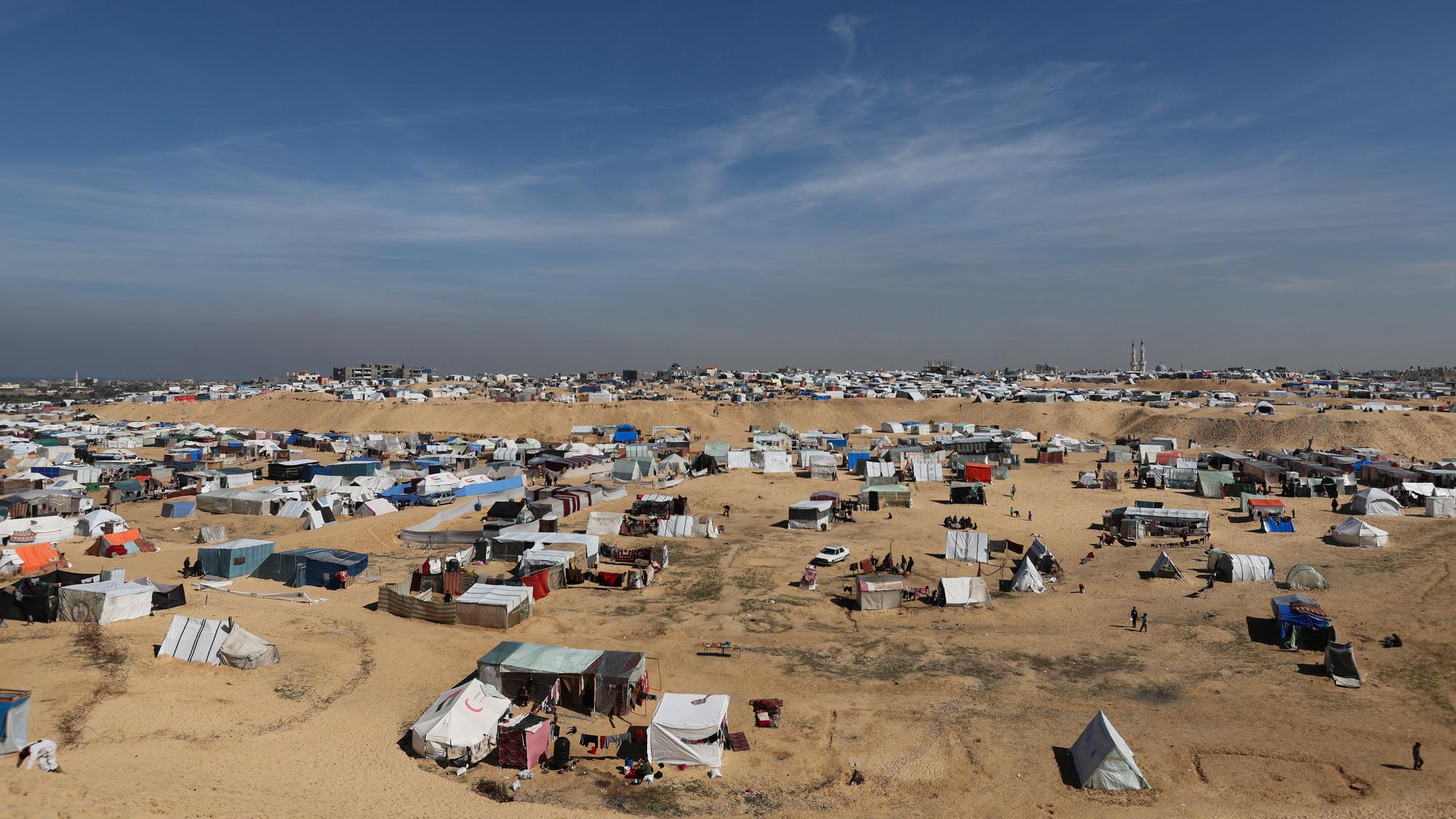 Vysídlení Palestínčania sa ukrývajú v stanovom tábore v Rafahu – Archívna fotografia