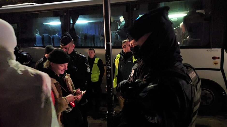 Protestujący przez około trzy godziny byli otoczeni przez policjantów.