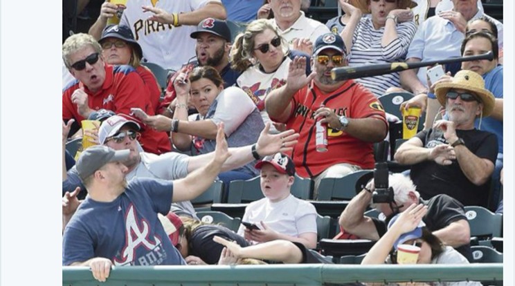 A pillanat, amikor az apa ellöki a baseballütőőt a kisfia elől