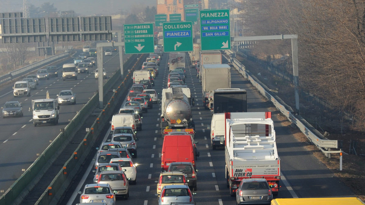 Dwa ogólnokrajowe strajki - kierowców tirów i taksówkarzy - wywołały dzisiaj poważne utrudnienia w ruchu w miastach i na autostradach oraz głównych drogach w całych Włoszech.