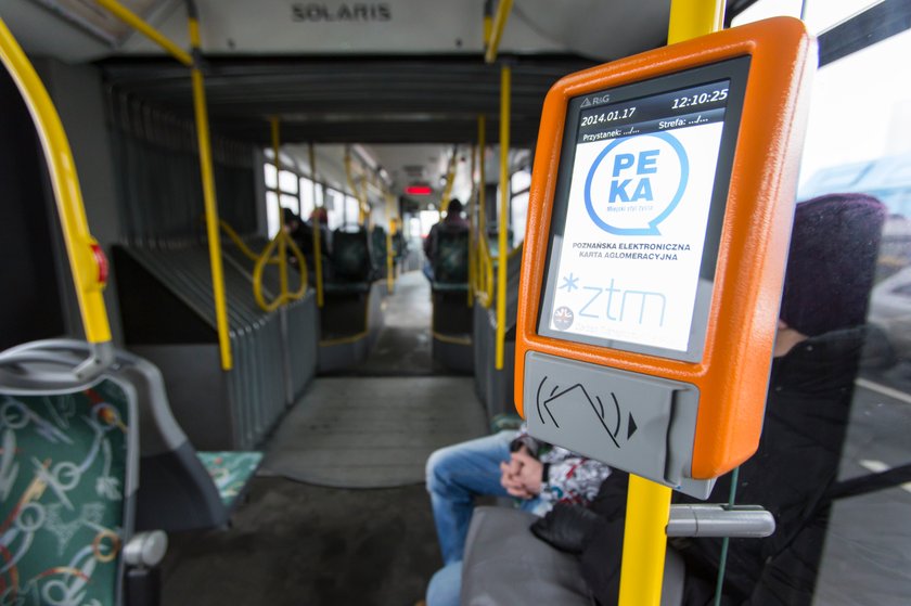 Czytnik do kart PEKA w autobusie