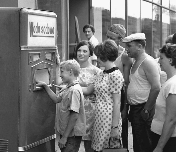 Szklanka po musztardzie na łańcuchu, sok z cukru i barwnika albo z landrynek, z tego znany jest samoobsługowy automat do sprzedaży gazowanej wody z wodociągu z czasów PRL, czyli saturator. Woda z takiego automatu popularnie nazywano „gruźliczanką”, ponieważ przed użyciem musztardówka była tylko lekko płukana wodą, bez żadnych detergentów. Mimo to saturatory cieszyły się dużą popularnością w PRL. fot. (kkk) PAP/Bolesław Miedza