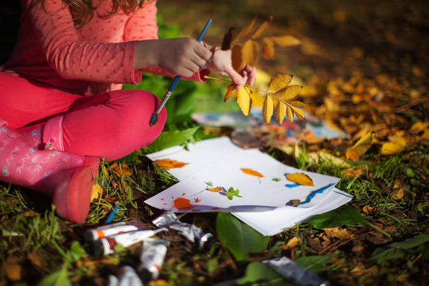 W jesiennych zabawach sensorycznych dla dzieci warto postawić na naturalne materiały, kolory i faktury
