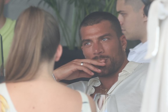 PAPARACO Uhvatili smo italijanskog zavodnika kako uživa u Beogradu: Obožavateljke mu prilaze da se fotografišu, žene uzdišu za njim