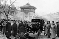 Sankt Petersburg, 1906 r. Policja zabezpiecza ulicę po ataku bombowym na transport pieniędzy.