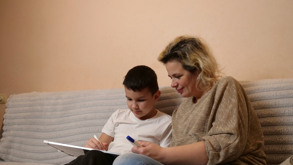 Moj sin (8) crtao je nepoznatog čoveka sa crvenom kapom, a onda se pojavio na vratima (ilustracija)