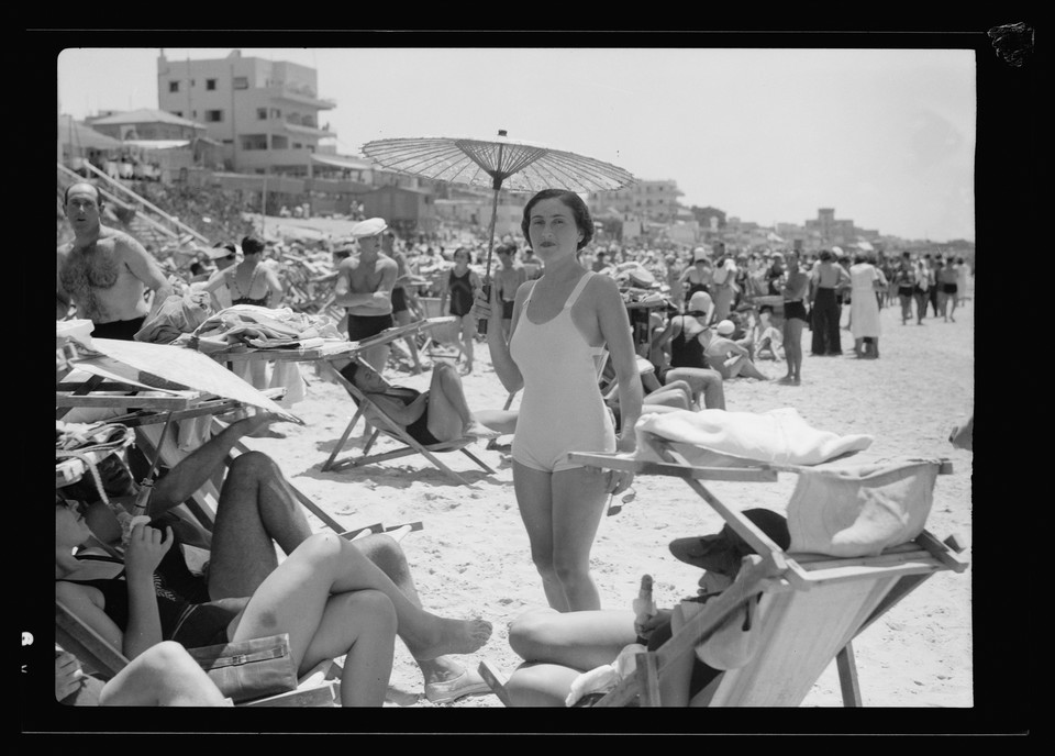 Kobieta pod parasolem na plaży w Tel Awiwie (LC)