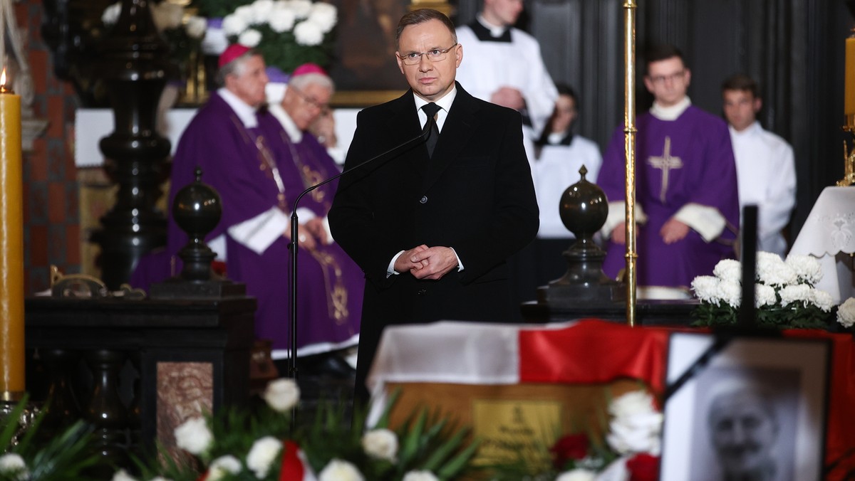 Prezydent RP Andrzej Duda podczas uroczystości pogrzebowych Wandy Półtawskiej. Kraków, 31.10.2023 r.