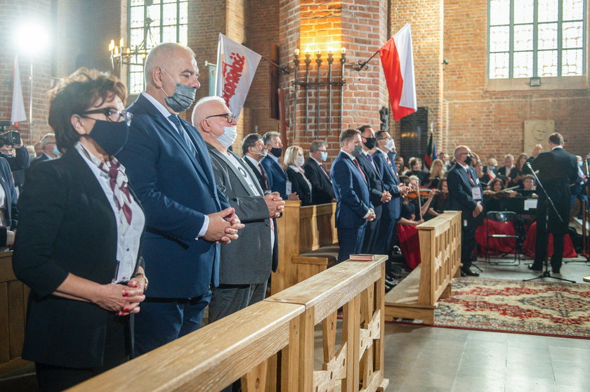 Wałęsa i Sasin ramię w ramię na mszy