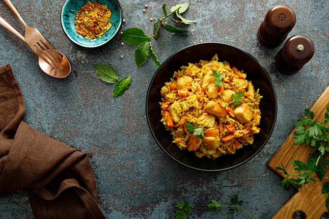 Da bi pilav bio sočan, kad ga skinete sa ringle obavezno ga prekrijte kuhinjskom krpom, a onda stavite poklopac i ostavite da tako odstoji 15 minuta