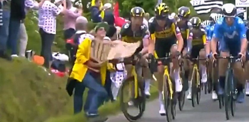 Francuzi ścigają głupią kibickę. Wywróciła peleton i znikła