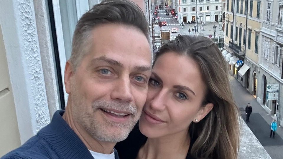 Dúl a szerelem Harsányi Levente és 20 évvel fiatalabb menyasszonya közt: videón, ahogy szenvedélyes csókcsatába kezdtek