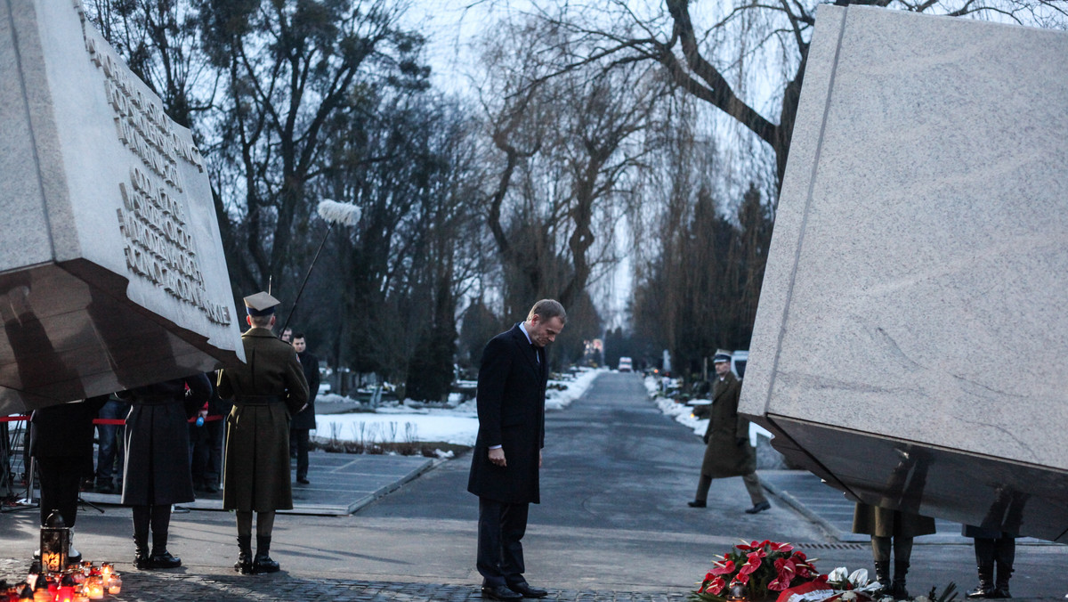 Rodziny ofiar i przedstawiciele władz państwowych uczcili na cmentarzu wojskowym na warszawskich Powązkach pamięć tych, którzy zginęli trzy lata temu w katastrofie smoleńskiej.