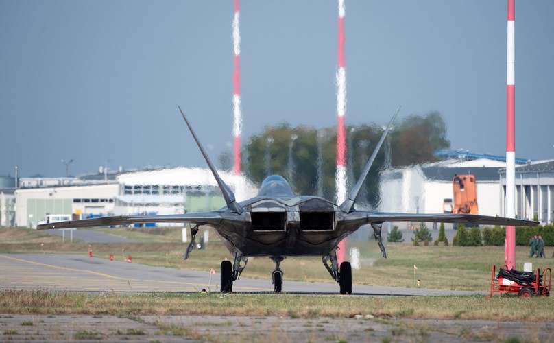 Myśliwce F-22 są najdroższymi samolotami w swojej klasie na świecie. Koszt jednego Raptora to ok. 190 mln dolarów.
<br><br>
(ukit) PAP/Grzegorz Michałowski