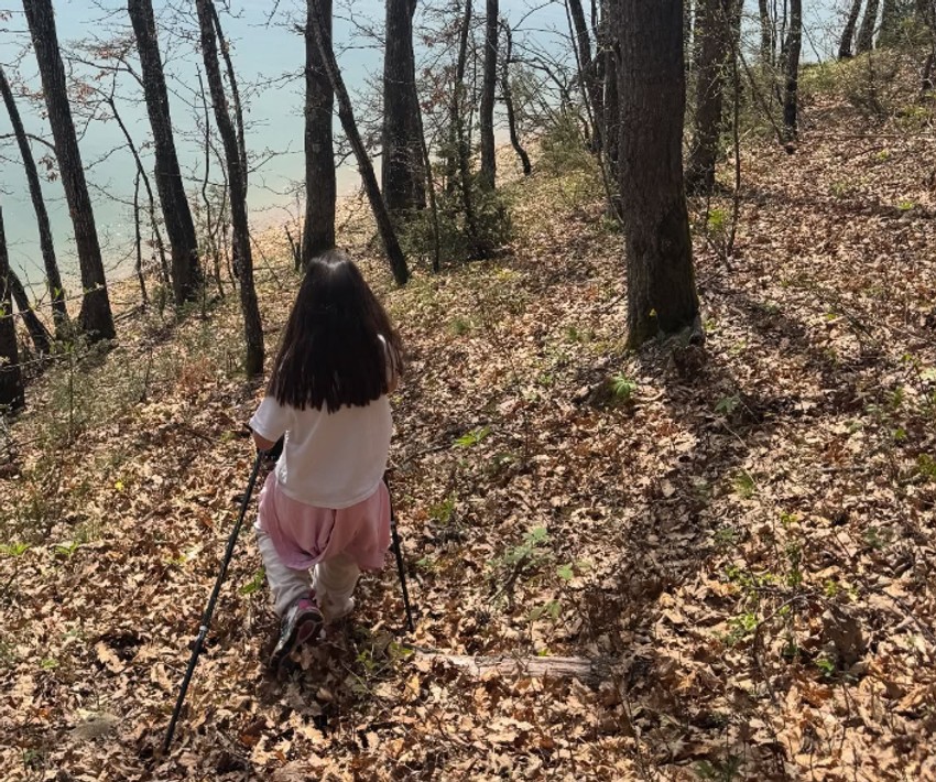 Jelisaveta Orašanin sa decom na odmoru