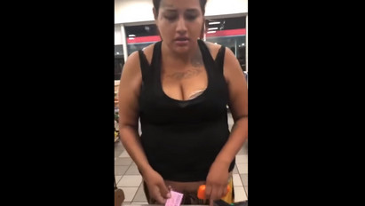 Ilyen nincs: játék bankkártyával akart fizetni a boltban egy teljesen zavart nő – megdöbbentő videó