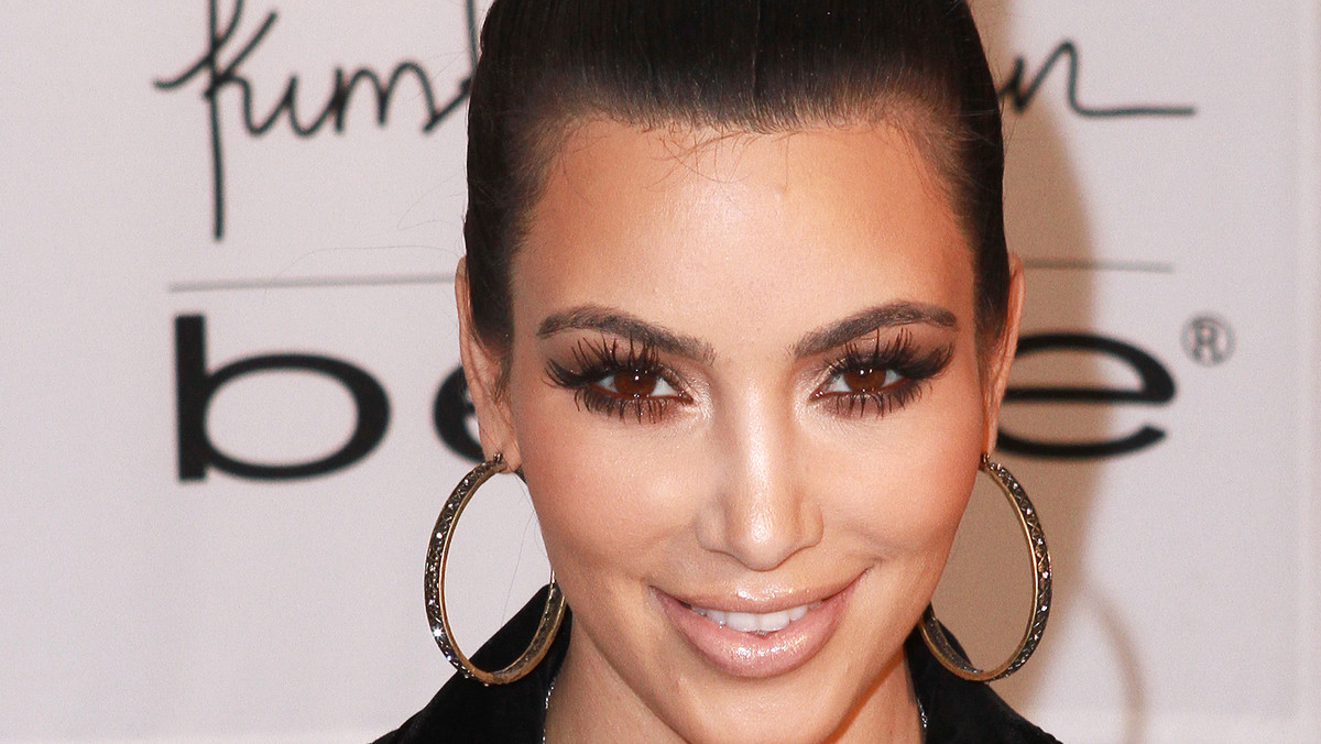 Swoją atrakcyjną figurą Kim Kardashian praktycznie zarabia na życie. Ale na zdjęciu, które ukazało się w kwietniu na internetowej witrynie magazynu "Complex", gwiazda stacji telewizyjnej "E!" nie wyglądała tak zgrabnie jak zwykle.