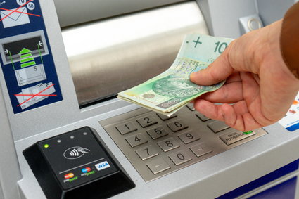 Duży bank podnosi opłaty. Uwaga na wypłaty z bankomatów