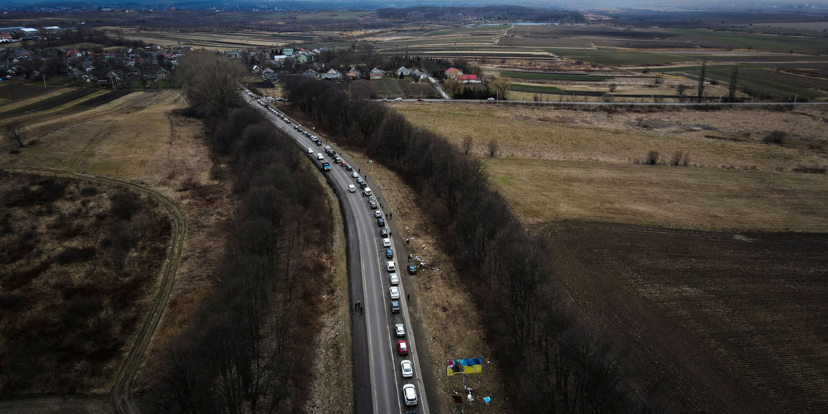 Wojna Rosja - Ukraina. Kolejka samochodów do przejścia granicznego Szeginie