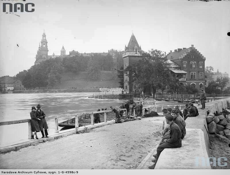 Widok wezbranej Wisły z mostu dębnickiego. Widoczna Willa Rożnowskich, Kraków 1925 r.