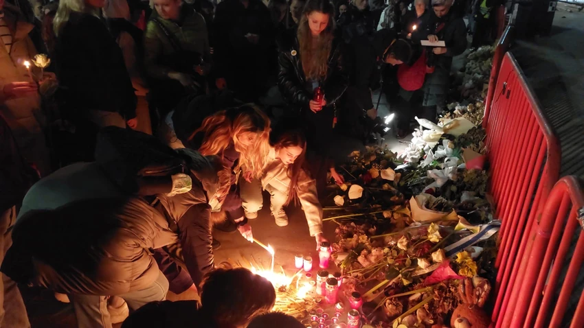 Okupljeni građani ispred Železničke stanice Novi Sad