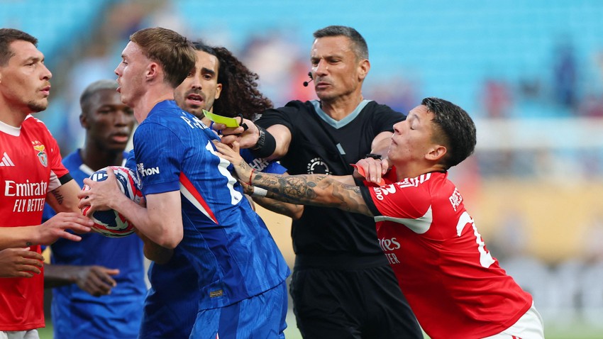 Slavko Vinčić imao je dosta posla na meču Čelsija i Benfike u osmini finala Svetskog klupskog prvenstva 2025, kada je dosudio penal za Portugalce, ali i isključio jednog njihovog fudbalera | Foto: REUTERS/Agustin Marcarian