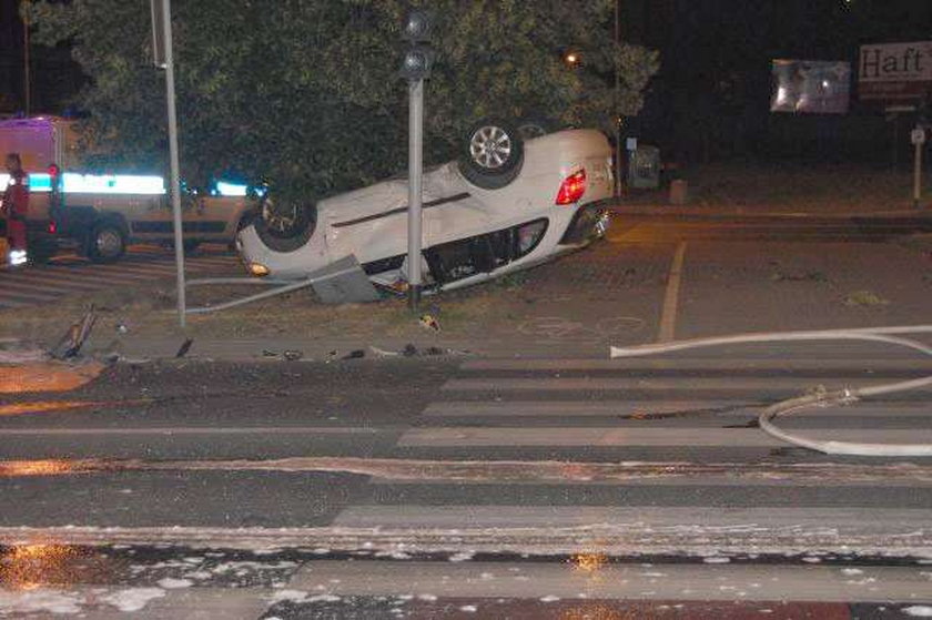 To cud. Kobieta ma tylko złamaną rękę