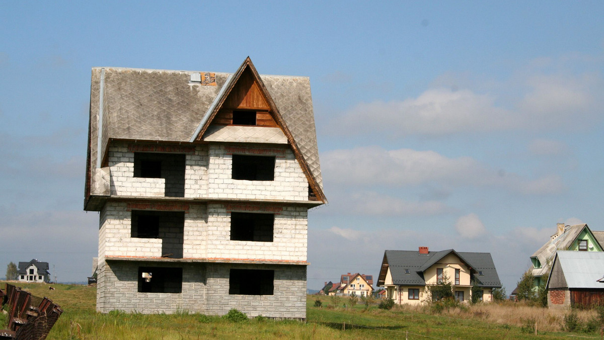 Nowe pensjonaty, wille i apartamentowce to nie jedyna twarz turystycznego Podhala. Są wsie, gdzie zabitymi na głucho oknami wciąż straszą puste domy. Zostały po góralach, którzy mieszkają w USA. Choć zadomowili się "za wodą" i żyją tam od kilkunastu lub nawet kilkudziesięciu lat, na rodzinnej ziemi wciąż chcą mieć swoje domy. Żeby mieć do czego wrócić.