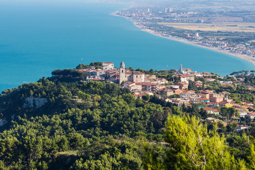 Sirolo, popularne miasteczko turystyczne w regionie Marche nad Adriatykiem. Leży na terenie Regionalnego Parku Conero