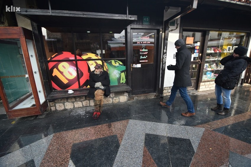 Čovek je rano ostao bez roditelja i u mladosti je radio po pekarama i radnjama na Baščaršiji